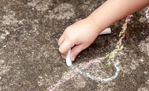 Narysuj kredą linię przed drzwiami. Nie uwierzysz, jakie to skuteczne