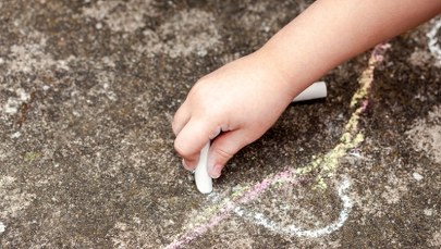 Narysuj kredą linię przed drzwiami. Nie uwierzysz, jakie to skuteczne