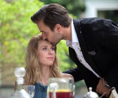 „Narzeczony na niby” to opowieść o związkowych perypetiach, które pokocha każdy, kto choć raz zakochał się w niewłaściwej osobie. Idealne życie, o którym marzymy, rzadko kiedy tak naprawdę jest idealne, a ci którym oddajemy nasze serca, niestety potrafią je z łatwością łamać.