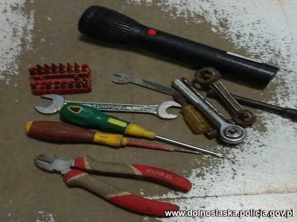 Narzędzia użyte przez zatrzymanego po włamaniu /KPP w Górze /Policja