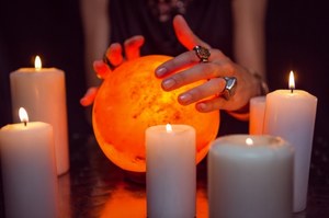 Narzekasz na brak szczęścia? Wypróbuj 3 rytuały, które mogą odmienić twoje życie