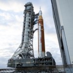 NASA szykuje się do lotu na Księżyc. Rakieta SLS uchwycona z pokładu ISS