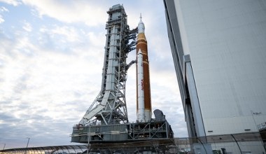 NASA szykuje się do lotu na Księżyc. Rakieta SLS uchwycona z pokładu ISS