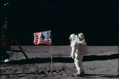 NASA wrzuciła do sieci tysiące zdjęć z misji Apollo