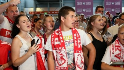 Nasi piłkarze już w Polsce. Witały ich tłumy kibiców!
