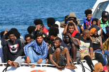 Nasila się fala migracji z Afryki. Na Lampedusę przypłynęło 1400 osób 