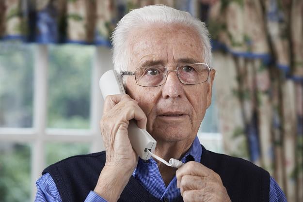 Nasilają się telefony oszustów do seniorów /&copy;123RF/PICSEL