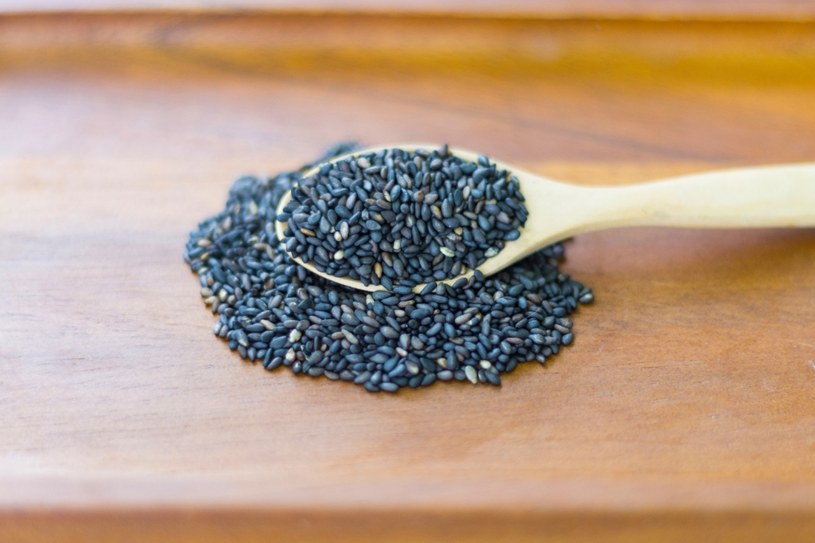 Nasiona czarnego sezamu warto dodawać do sałatek lub na kanapki /123RF/PICSEL