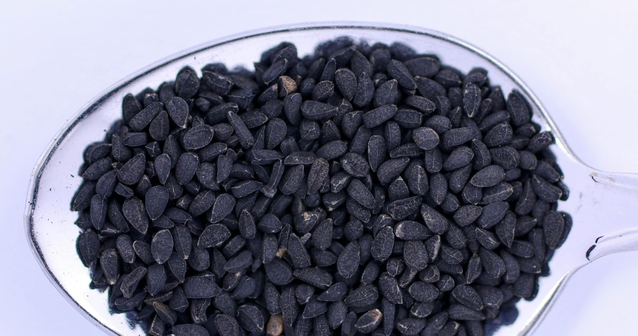 Nasiona czarnuszki przed zaparzeniem trzeba rozdrobnić w moździerzu /Marek Ruczaj