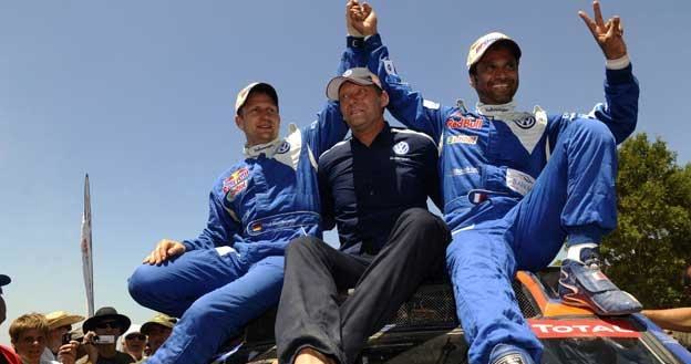 Nasser Al-Attiyah  i Timo Gottschalk. W środku team manager VW Chris Niessen /AFP