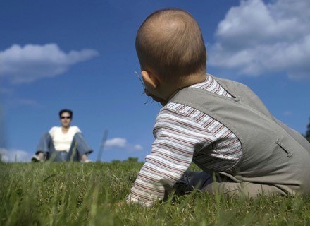 Nastawienie dorosłych może wpłynąć na sposób interpretowania zachowań niemowląt /ThetaXstock