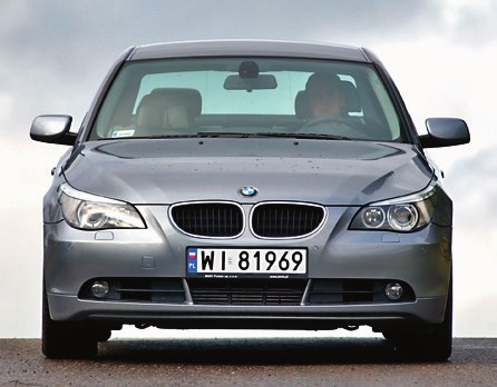 Następca: BMW E60. Silniki V8 były aż trzy: 540i/306 KM, 545i/333 KM, 550i/367 KM. Producent zaoferował także V10 (M5/507 KM). /Motor
