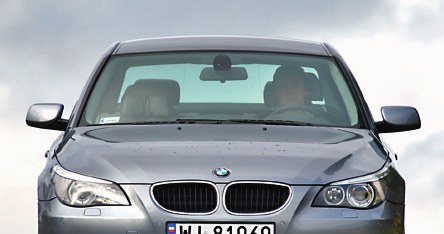 Następca: BMW E60. Silniki V8 były aż trzy: 540i/306 KM, 545i/333 KM, 550i/367 KM. Producent zaoferował także V10 (M5/507 KM). /Motor