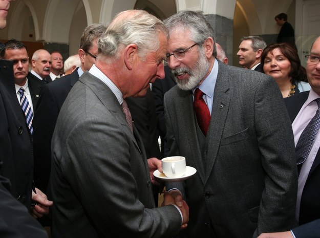 Następca brytyjskiego tronu książę Karol spotkał się w Republice Irlandii z liderem republikańskiej partii Sinn Féin, Gerry Adamsem /BRIAN LAWLESS  /PAP/EPA