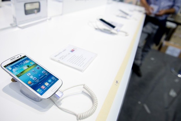 Następca Galaxy S III ma mieć lepszy ekran, który pozwoli na dłuższą pracę smartfona /AFP