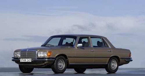 Następca modelu W108. Był on dostępny również w wersji wydłużonej o 10 cm. Silniki o mocy od 112 do 286 KM. /Mercedes