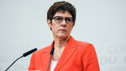 Następczyni Merkel nie potrafi opanować chaosu w CDU