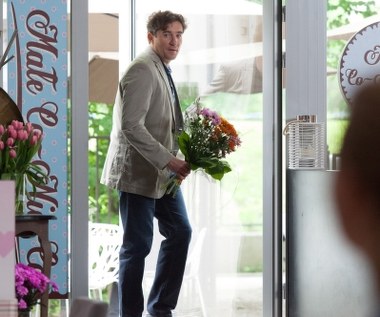 Następnego dnia Leszek przychodzi do cukierni z kwiatami, aby podziękować Ance za pomoc. 