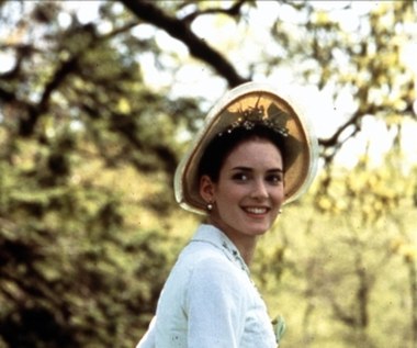 Następnie Ryder pojawiła się w słynnych kostiumowych produkcjach: "Wieku niewinności" (na zdjęciu) Martina Scorsese i "Domu dusz" Billie'ego Augusta (oba z 1993 roku). Za ten pierwszy obraz, w którym zagrała dobroduszną i cnotliwą May Welland została nominowana do Oscara i Złotego Globa.

1994 rok to kolejne sukcesy gwiazdy. Role w "Małych kobietkach", na podstawie powieści Louisy May Alcott (kolejna nominacja do Oscara), i "Orbitowaniu bez cukru" Bena Stillera - portretu słynnej Generacji X - pokazały po raz kolejny jak uzdolnioną i wszechstronną jest aktorką.