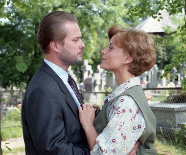 Następnie Żmijewskiego oglądaliśmy m.in. w kolejnym filmie Pasikowskiego "Słodko gorzki" (1996), a także w produkcjach innych uznanych polskich twórców "Daleko od siebie" (1995) Feliksa Falka (na zdjęciu - pierwsze ekranowe spotkanie z Małorzatą Foremniak) oraz "Deszczowym żołnierzu" (1996) Wiesława Saniewskiego. Najgłośniej w tamtym okresie było jednak o kreacji aktora w "Gniewie" (1997) Marcina Ziębińskiego, gdzie wraz z Rafałem Maćkowiakiem wcielili się w braci, których drogi rozeszły się po śmierci rodziców.