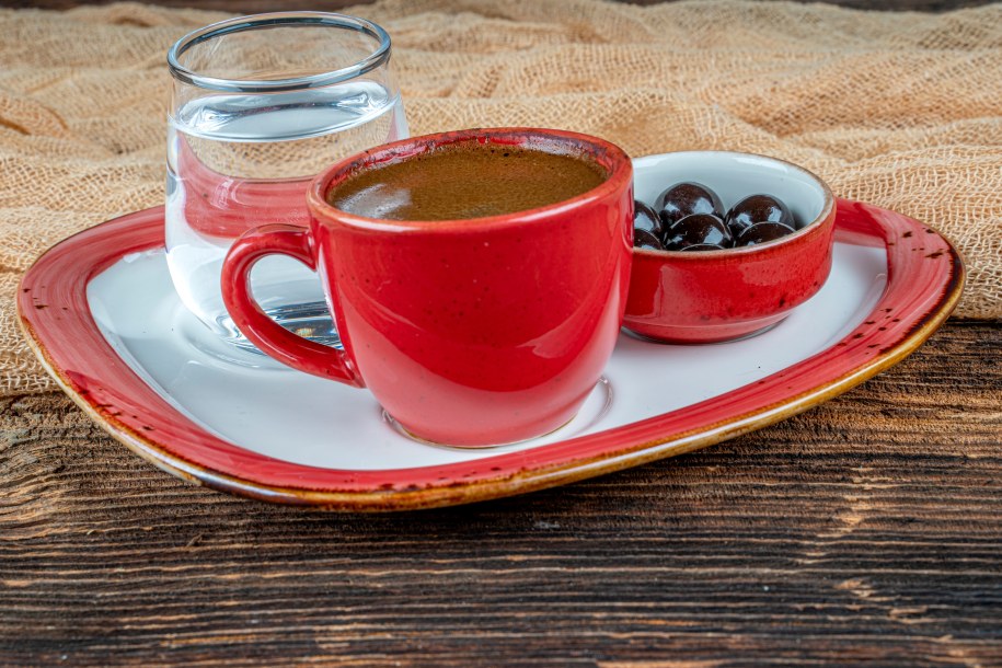 Następnym razem, gdy usiądziesz w kawiarni z filiżanką espresso i szklanką wody, pamiętaj, że uczestniczysz w tradycji sięgającej setek lat! /Shutterstock