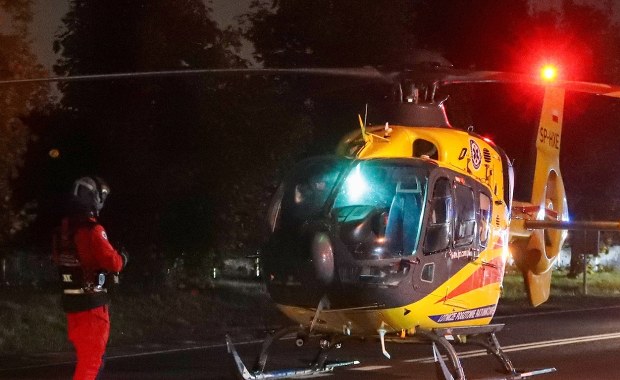 Nastolatek, jadąc na rowerze, spadł z mostu i wpadł do potoku