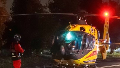 Nastolatek, jadąc na rowerze, spadł z mostu i wpadł do potoku