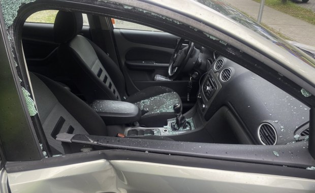 Nastolatek na hulajnodze zderzył się z autem. Zdjęcia ku przestrodze