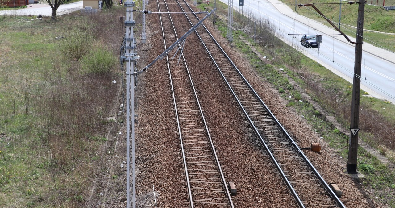 Nastolatek potrącony przez lokomotywę. Ubezpieczyciel wystawił matce chłopca rachunek