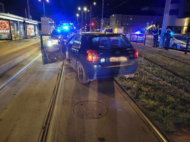 Nastolatek swoją brawurową jazdę zakończył na torowisku /Policja Praga Północ /Policja