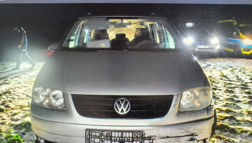 Nastolatek ukradł samochód, omijał blokady i staranował radiowóz