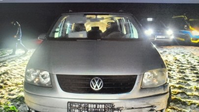 Nastolatek ukradł samochód, omijał blokady i staranował radiowóz