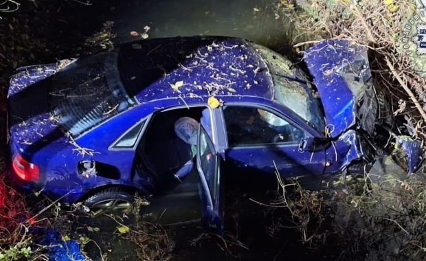 Nastolatek w szpitalu. Audi wpadło do rzeki i uderzyło w betonowy przepust