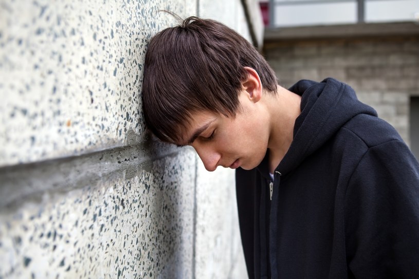 Nastolatek z depresją wymaga naszego wsparcia /123RF/PICSEL