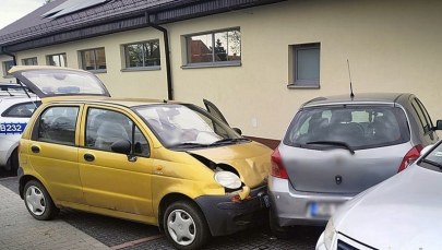 Nastolatek za kierownicą. Na parkingu uderzył w dwa samochody