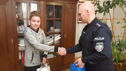 Nastolatek znalazł portfel wypełniony gotówką. Zaniósł go policjantom