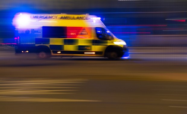 Nastolatka wypadła z jadącej karetki. Groźny incydent na autostradzie w Wielkiej Brytanii