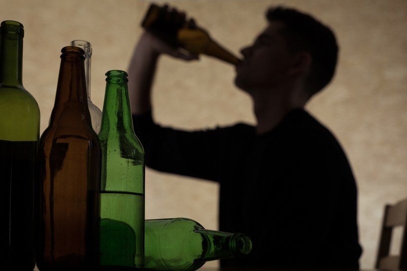 Nastolatki coraz częściej mają problem z alkoholem /123RF/PICSEL