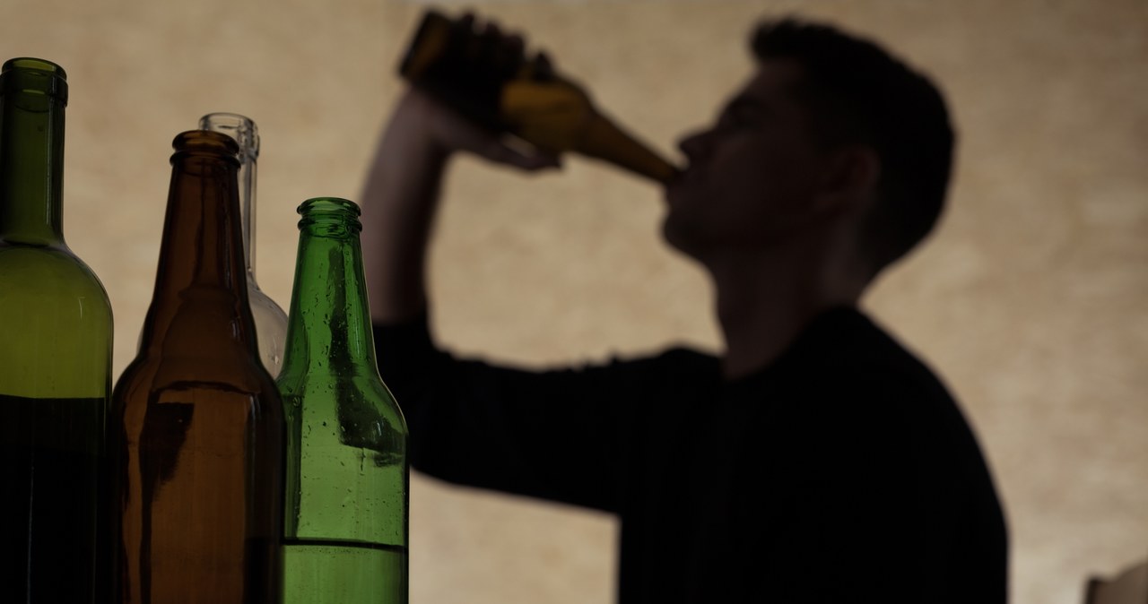 Nastolatki coraz częściej mają problem z alkoholem /123RF/PICSEL