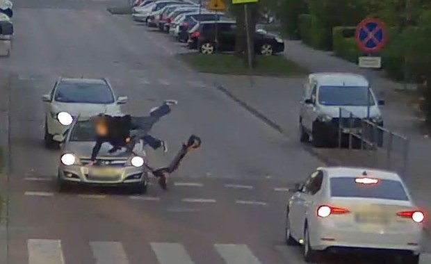 Nastolatki jechały na jednej hulajnodze, uderzyły w samochód. Wszystko nagrały kamery
