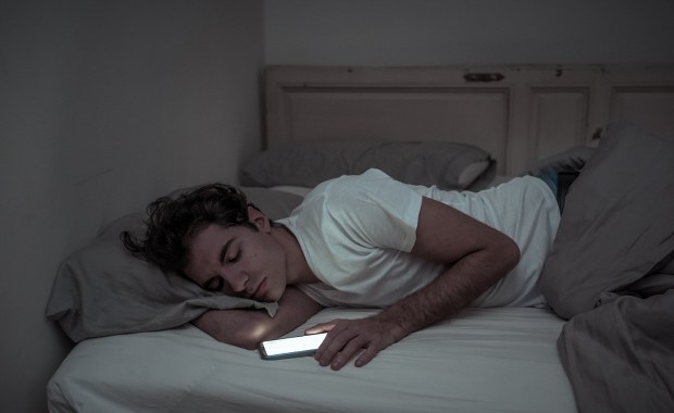 Nastolatki nie śpią przez ekrany! Odkryj, co mówi najnowsze badanie