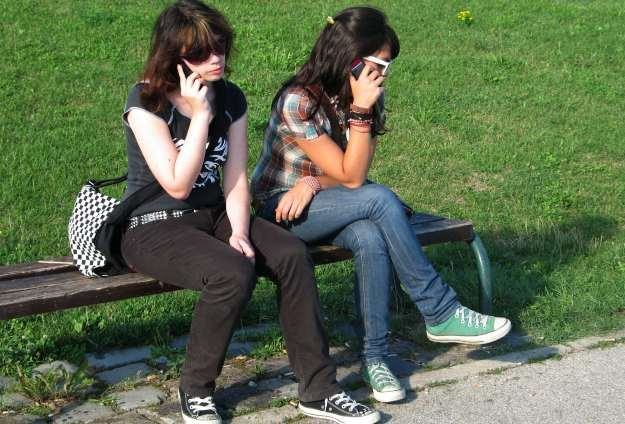 Nastolatki nie wyobrażają sobie życia bez telefonów komórkowych /stock.xchng