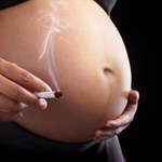Nastolatki palą papierosy w trakcie ciąży, by urodzić mniejsze dziecko