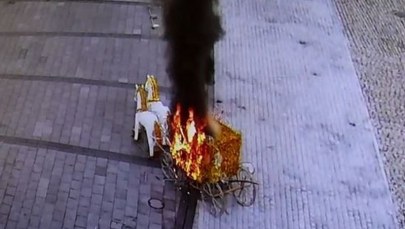 Nastolatki  podpaliły iluminowaną świąteczną karetę. Straty ponad 70 tys. zł
