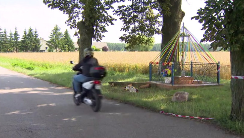 Nastolatki siedziały przy przydrożnej kapliczce, gdy uderzył w nie 17-latek na motocyklu /Polsat News