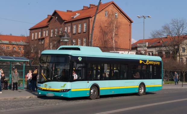 Nastolatki uratowały seniorkę. Autobus ciągnął ją przez kilkanaście metrów