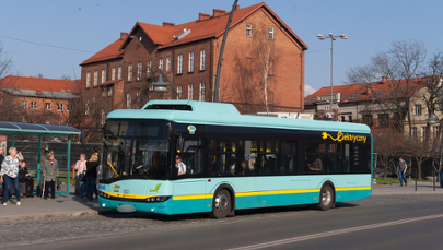 Nastolatki uratowały seniorkę. Autobus ciągnął ją przez kilkanaście metrów