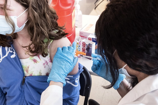 Nastolatkowie otrzymują już szczepienia w USA /ETIENNE LAURENT /PAP/EPA