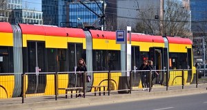 Nastolatkowie potrąceni przez tramwaje w stolicy. Godzina po godzinie
