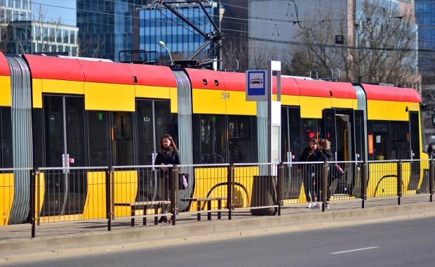 Nastolatkowie potrąceni przez tramwaje w Warszawie. Godzina po godzinie